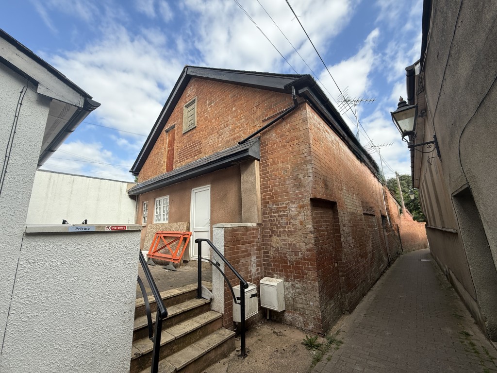 Lot: 140 - COTTAGE CONVERSION FOR COMPLETION - FIRST FIX REQUIRED - Front of property and courtyard